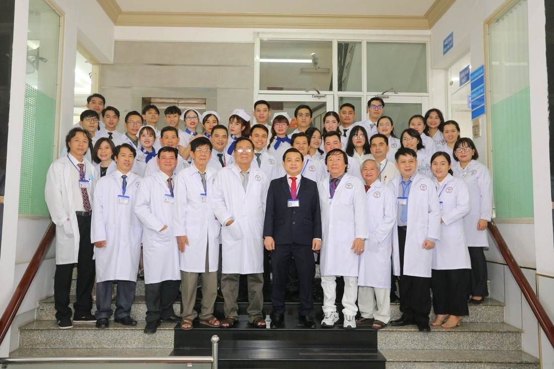 Tập thể y bác sĩ và nhân viên Phòng khám Đa khoa Thuận Kiều
